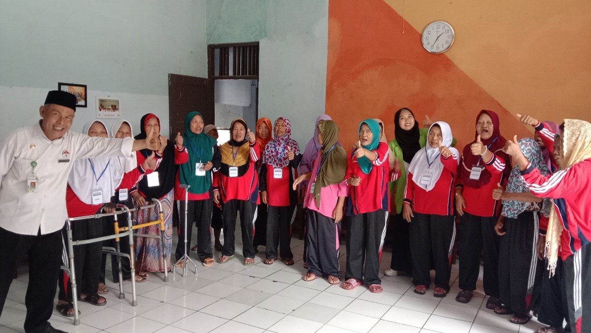 Mahasiswa BPI UIN Walisongo Berikan Bimbingan Agama Lansia di Panti Jompo Weleri Dengan Nyanyian Kreatif