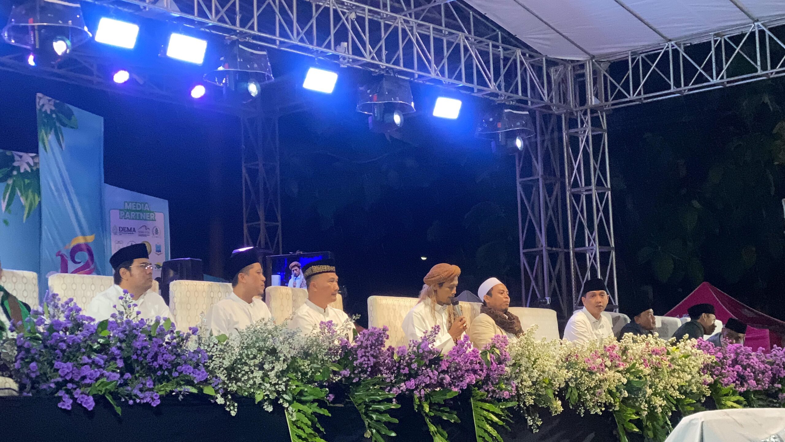 Semangat Berselawat, Jemaah Antusias Hadiri Peringatan Harlah PMI Fakultas Dakwah dan Komunikasi ke-12 di Lapangan UIN Walisongo