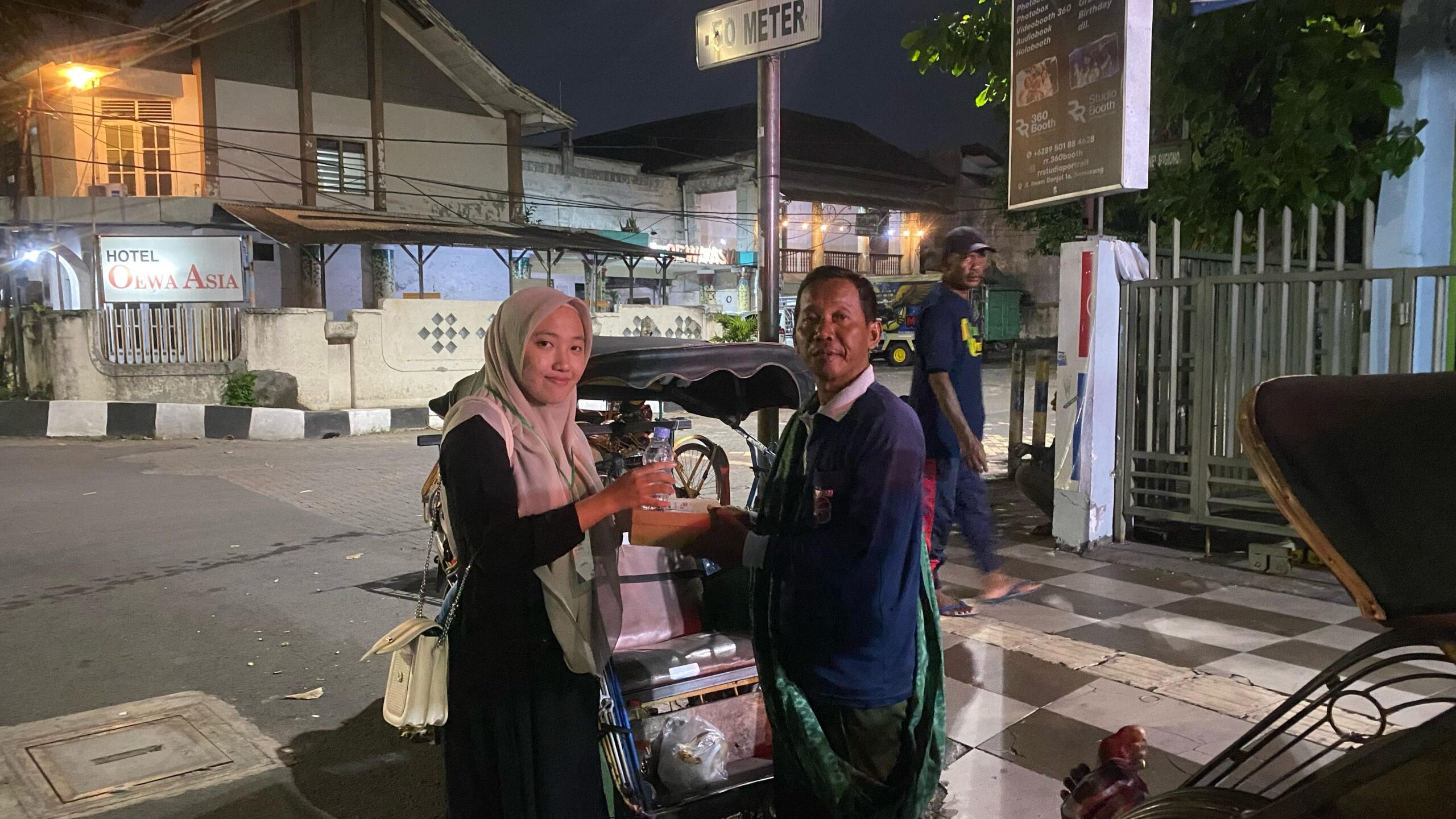 Sahur On The Road: Mahasiswa KPI dan Telkomsel Bagikan Paket Makan Sahur Bergizi