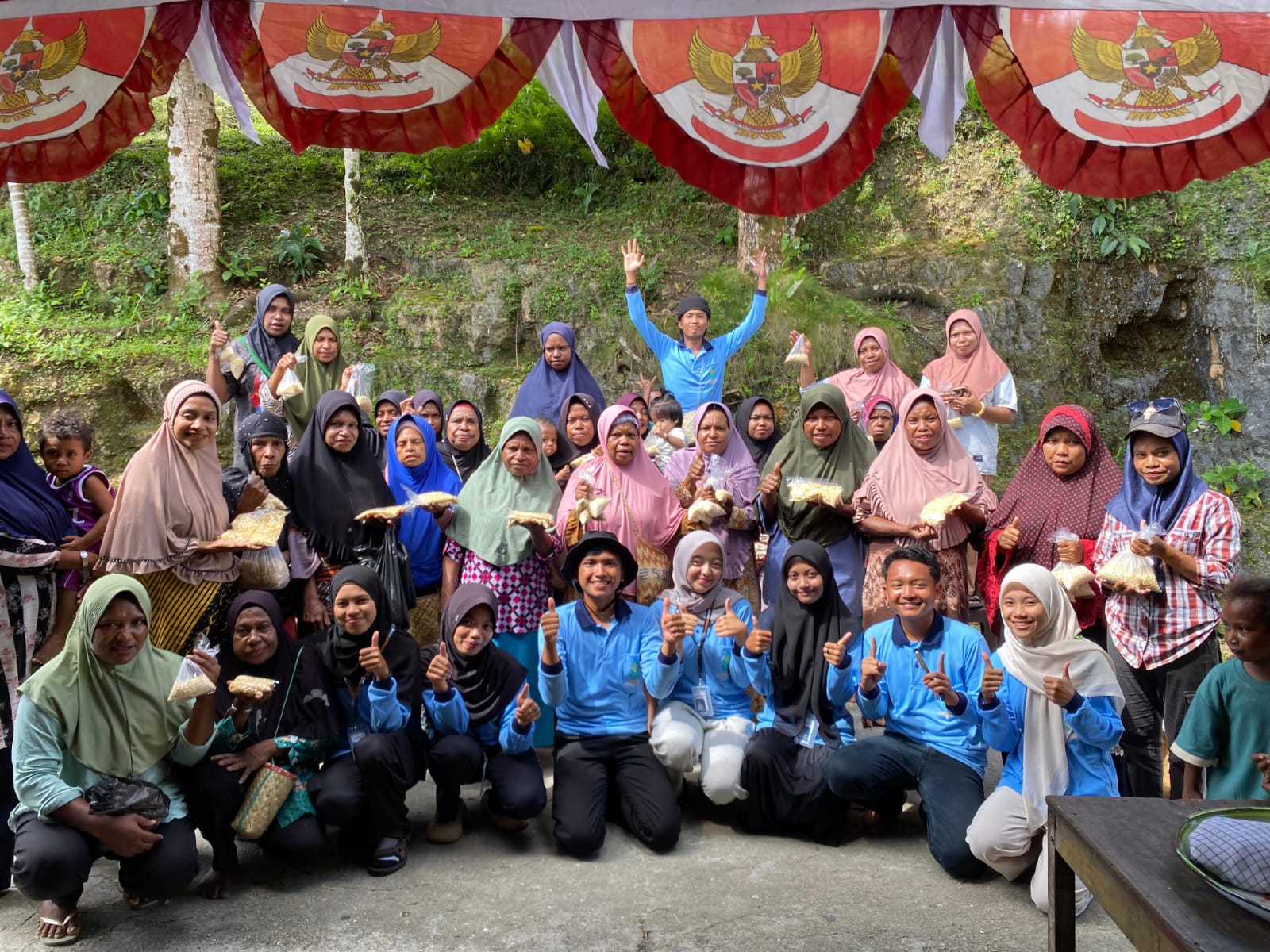 Mahasiswa KKDN UIN Walisongo dan AFKN Latih Warga Desa Offie Membuat Tempe