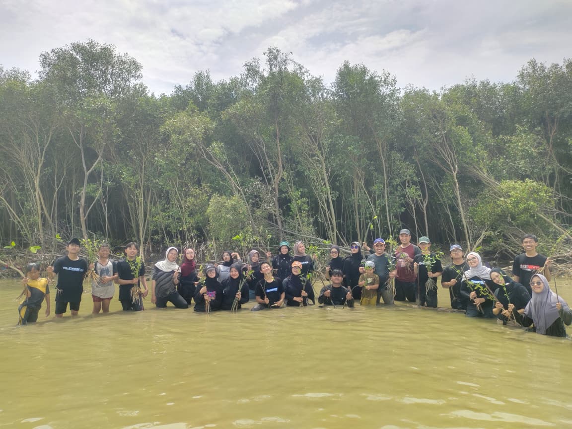 Purworejo Bonang Mantapkan Rehabilitasi Pesisir, Gandeng Komunitas Phylosopicture KPI UIN Walisongo Tanam Mangrove